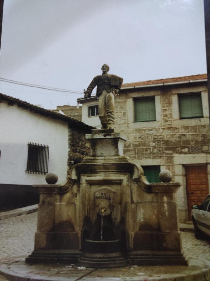 Hostal El Patio Restaurante San Bartolomé de Pinares Exteriör bild