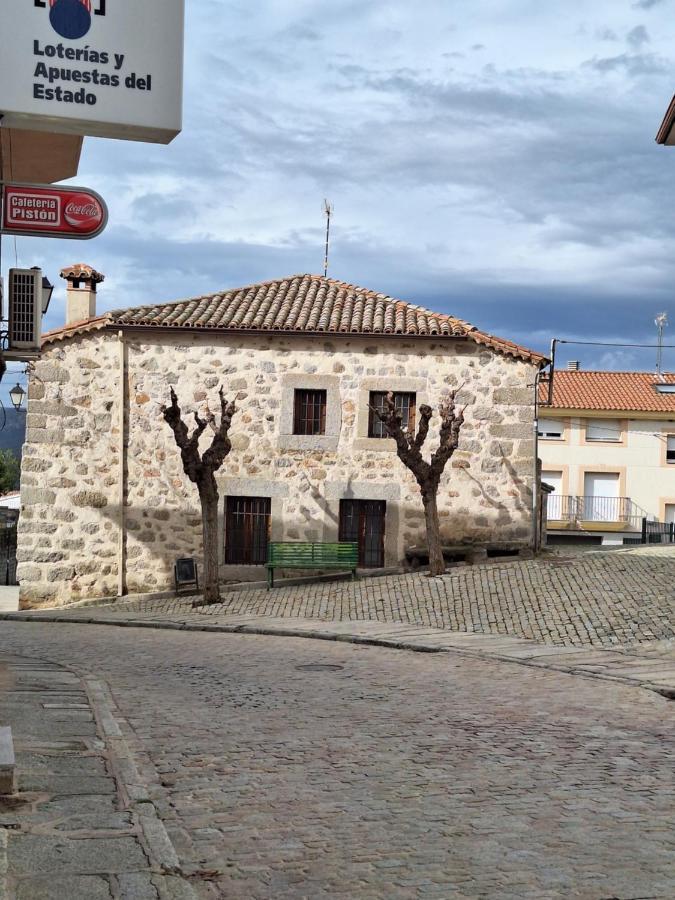 Hostal El Patio Restaurante San Bartolomé de Pinares Exteriör bild